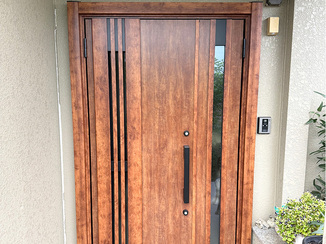 玄関ドアリフォーム デザイン性とカラーが際立つ、スタイリッシュな玄関ドア