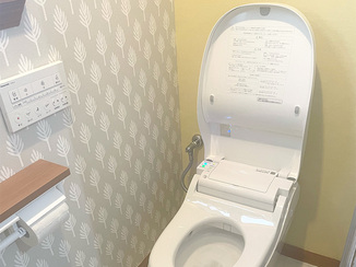 トイレリフォーム 奥行き感じるアクセントクロスのレストルーム