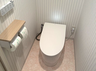 トイレリフォーム タンクレスで広々空間に！介護の際でも安心して使えるレストルーム